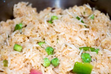 Sebzeli ev yapımı Çin pilavı, sebzeli Schezwan kızarmış pilav, bezelye, biber, yeşil fasulye, havuç. Seçici Odaklanma, Üst Görünüm