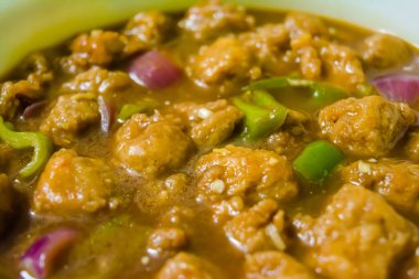 Sebzeli ev yapımı Çin pilavı, sebzeli Schezwan kızarmış pilav, bezelye, biber, yeşil fasulye, havuç. Seçici Odaklanma, Üst Görünüm