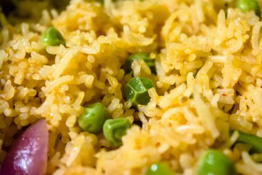 Sebzeli ev yapımı Çin pilavı, sebzeli Schezwan kızarmış pilav, bezelye, biber, yeşil fasulye, havuç. Seçici Odaklanma, Üst Görünüm