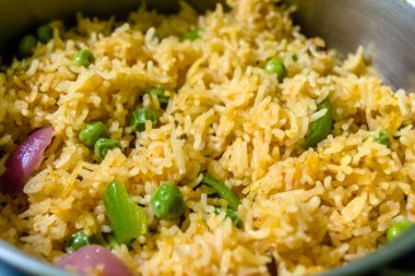 Sebzeli ev yapımı Çin pilavı, sebzeli Schezwan kızarmış pilav, bezelye, biber, yeşil fasulye, havuç. Seçici Odaklanma, Üst Görünüm