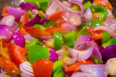 Tavada kızartılmış renkli sebzeler, sağlıklı yiyecekler. Lezzetli ve sağlıklı bir vejetaryen yemeği konsepti. Kapat.