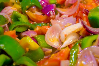 Tavada kızartılmış renkli sebzeler, sağlıklı yiyecekler. Lezzetli ve sağlıklı bir vejetaryen yemeği konsepti. Kapat.