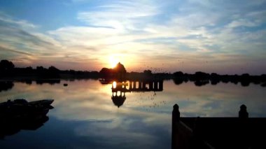 Jaisalmer Rajasthan 'daki Gadsisar Sagar Gölü' nde gün doğumunun güzel manzarası