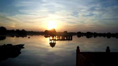 Jaisalmer Rajasthan 'daki Gadsisar Sagar Gölü' nde gün doğumunun güzel manzarası