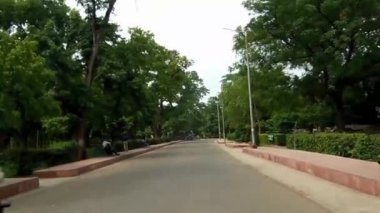 Agra, Hindistan, 27 Temmuz 2014: Taj Mahal. Taj Mahal 'in doğu kapısı yolu, Agra, Uttar Pradesh. Battry arabasından görüntüle 