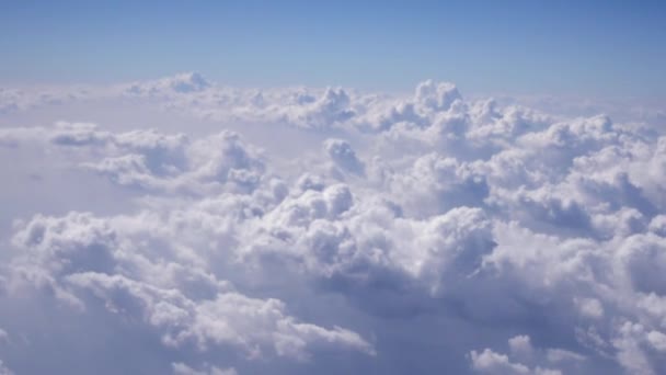 Vue des nuages mouvants depuis la fenêtre de l'avion. Voler dans les nuages voler dans les nuages. Vapeur d'eau aérienne.