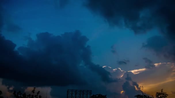 Timelapse Clouds Esecuzione Attraverso Cielo Blu Tramonto Nuvole Turbinano Nel — Video Stock