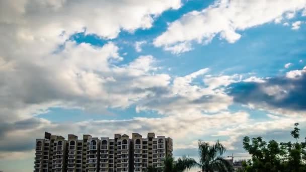 4K雲のタイムラプスが夕日の青空を横切ります 雲は日没時に青空に渦巻く 4KタイムラプスInガジアーバード Uttar Pradesh — ストック動画