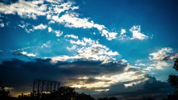 Timelapse Clouds Esecuzione Attraverso Cielo Blu Tramonto Nuvole Turbinano Nel — Video Stock