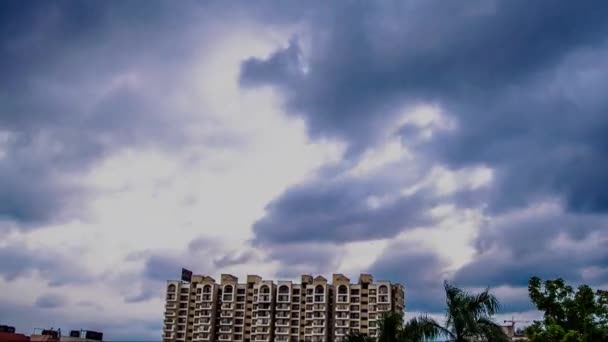4K雲のタイムラプスが夕日の青空を横切ります 雲は日没時に青空に渦巻く 4KタイムラプスInガジアーバード Uttar Pradesh — ストック動画