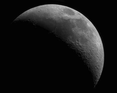 Siyah arka plan görünüm uzaydan gelen gibbous ayda