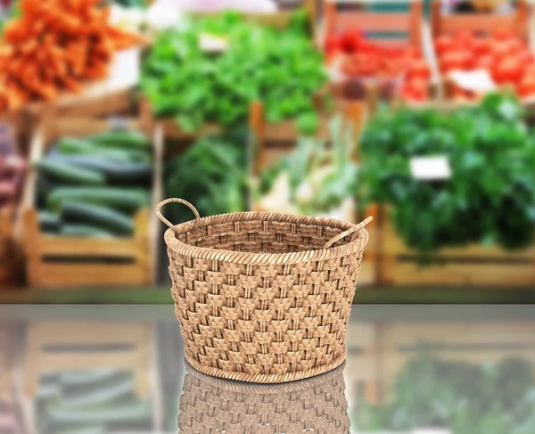 Порожній плетений кошик на фоні ринку з відображенням 3d — стокове фото