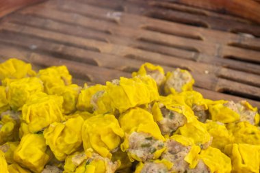 Bambu tepsisinde Dim Sum Dumpling buğulama