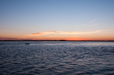 Amur Nehri 'nde gün batımı