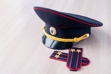 Polis yarbayının rütbesi ve rütbesi hala masada.