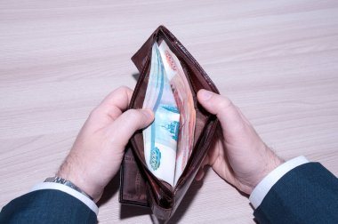Cüzdandaki beş bin ve bininci banknotlar... 