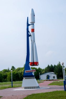 Rusya, Blagoveshchensk, Temmuz 2019: Yazın Blagoveshchensk havaalanı yakınlarındaki meydanda bir roket