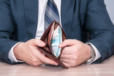 Banknotlarla dolu adamların ellerinde.