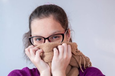 Atkuyruklu bir kız ağzını kapatıyor.