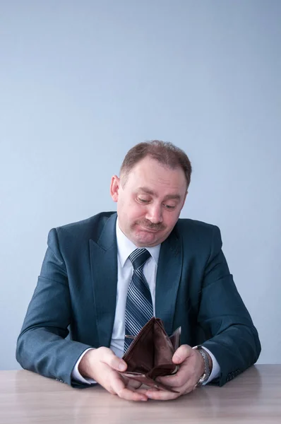 Расстроенный Человек Костюме Держит Пустой Бумажник — стоковое фото