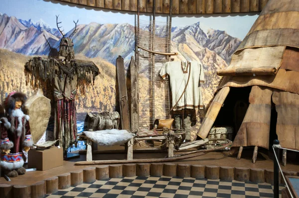 Rusya, Blagoveshchensk, Temmuz 2019: Amur Bölgesi yerel nüfusunun Amur Bölgesel Müzesi 'ndeki giyimi ve konutları. G.S. Novikov-Daursky