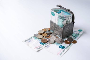 Bozuk paralarla demir göğüs ve küçük mezhepler.