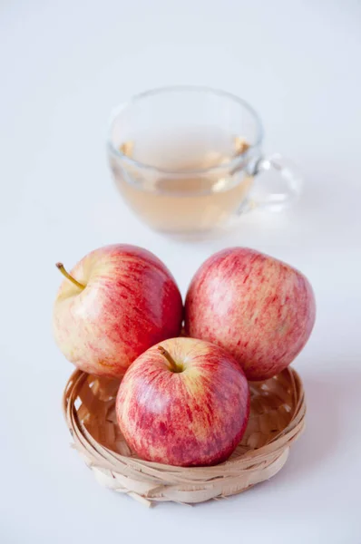 Trois Pommes Rouges Dans Une Assiette Osier Une Tasse Transparente — Photo