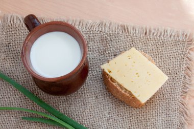 Peynirli sandviç, taze soğan ve kahvaltıda taze süt.