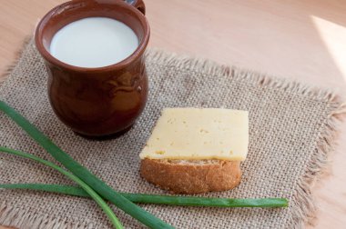 Peynirli sandviç, taze soğan ve kahvaltıda taze süt.