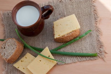 Peynirli sandviç, taze soğan ve kahvaltıda taze süt.