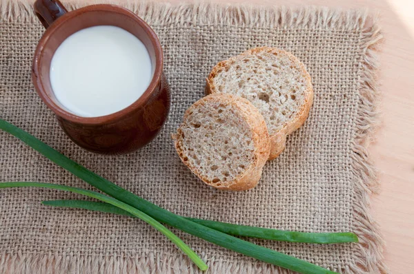 Brot Grüne Zwiebeln Und Frische Milch Auf Dem Tisch — Stockfoto