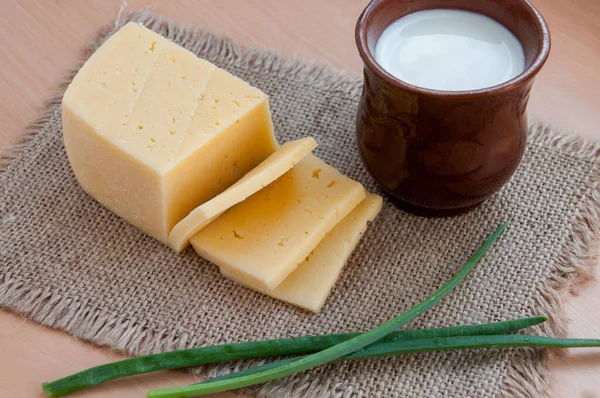 Сир Весняна Цибуля Свіже Молоко Столі — стокове фото