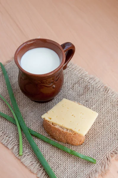 Сендвіч Сиром Весняною Цибулею Свіжим Молоком Сніданок — стокове фото