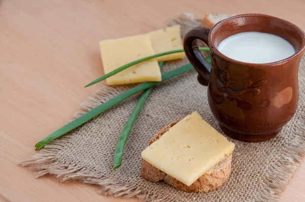 Sandwich Mit Käse Frühlingszwiebeln Und Frischer Milch Zum Frühstück — Stockfoto