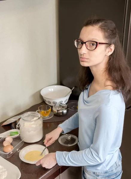 Ragazza Cucina Sta Battendo Uova Una Ciotola — Foto Stock