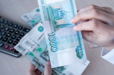 Rus banknotlarının binde biri kadınların elinde.