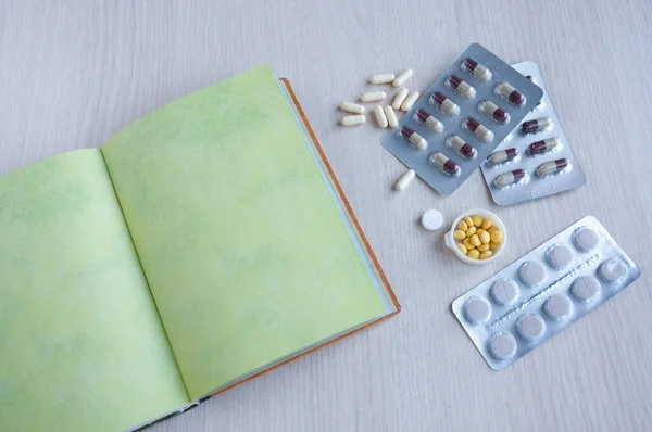 Столе Лежит Зеленая Тетрадь Лекарства — стоковое фото