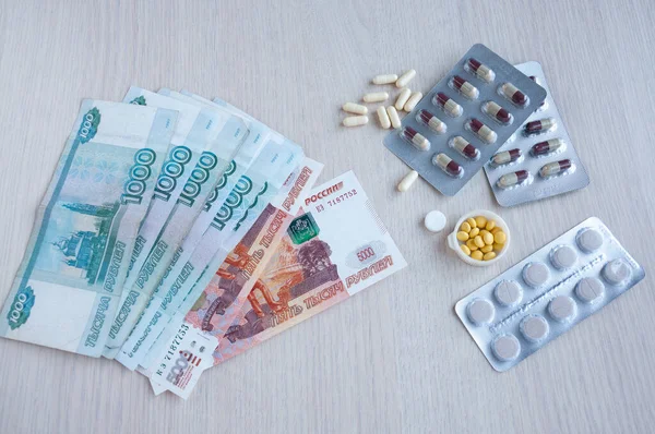 Masada büyük miktarda Rus parası ve ilaçları var.