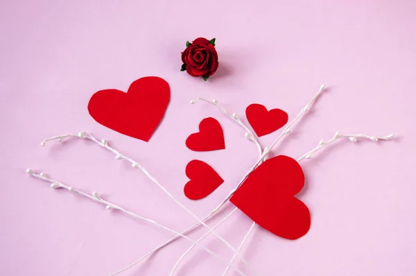 Carte Voeux Saint Valentin Sur Fond Rose Coeurs Rouges Brindilles — Photo