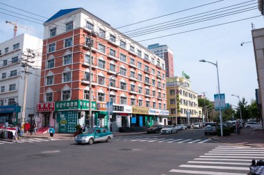 Çin, Heihe, Temmuz 2019: Yazın Heihe şehrinde caddelerde yol