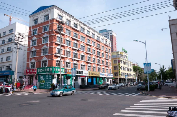 Çin, Heihe, Temmuz 2019: Yazın Heihe şehrinde caddelerde yol