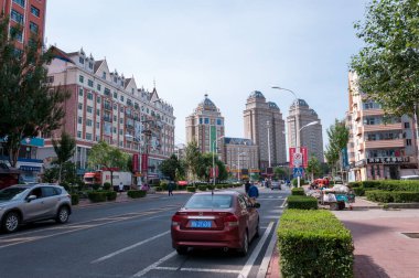 Çin, Heihe, Temmuz 2019: Yazın Heihe şehrinde sokaklar