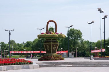 Çin, Heihe, Temmuz 2019: Yazın Heihe şehrinde sepet şeklinde heykel.
