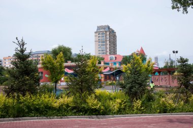 Çin, Heihe, Temmuz 2019: Heihe şehrinde yaz aylarında bir spor sahası bulunan bir park