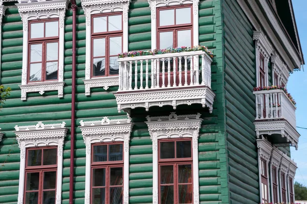 俄罗斯 哈巴罗夫斯克 2019年8月8日 哈巴罗夫斯克市中心一座修复的木制漂亮房子的阳台碎片 — 图库照片