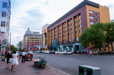 Çin, Heihe, Temmuz 2019: Yaz aylarında Çin 'in Heihe şehrinin sokakları