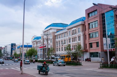 Çin, Heihe, Temmuz 2019: yaz aylarında Çin 'in Heihe şehrinin sokakları, idari yapı