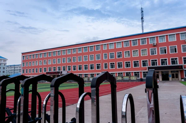 Çin, Heihe, Temmuz 2019: Yaz aylarında Çin 'in Heihe şehrinin caddeleri, okul binası.