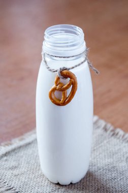 Krakerle bir şişe süt, masada kahvaltı.