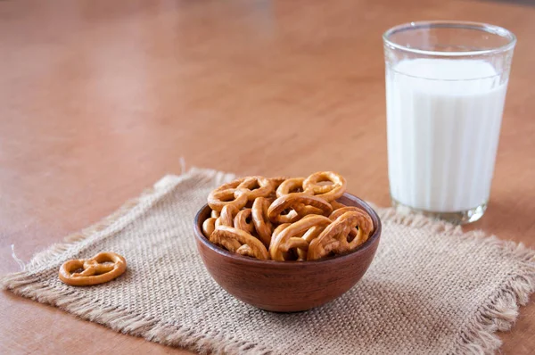 Ett Glas Mjölk Och Lerskål Med Kringlor Frukost Bordet — Stockfoto